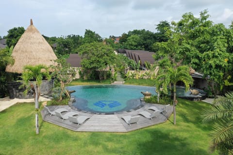 Swimming pool [outdoor]