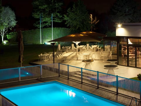 Swimming pool [outdoor]