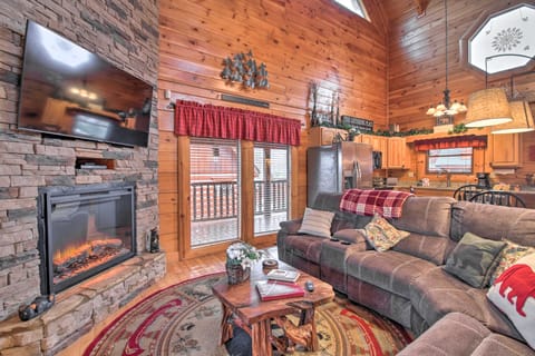 'Cubbie’s Cabin' w/ Hot Tub ~ 7 Mi to Dollywood! Casa in Pigeon Forge