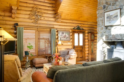 'Lacy's Log Cabin' Alto Home w/ Mountain Views! House in Alto