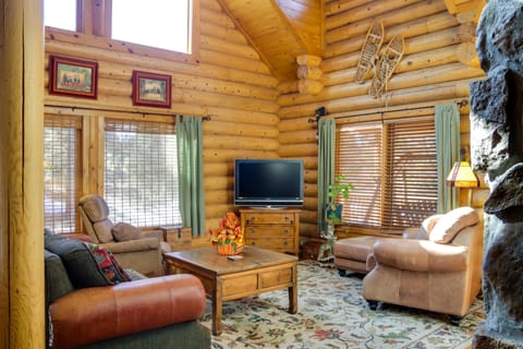 'Lacy's Log Cabin' Alto Home w/ Mountain Views! House in Alto