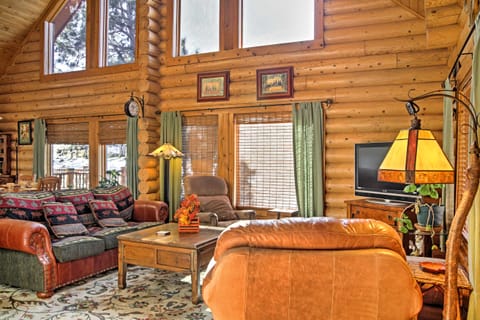 'Lacy's Log Cabin' Alto Home w/ Mountain Views! House in Alto
