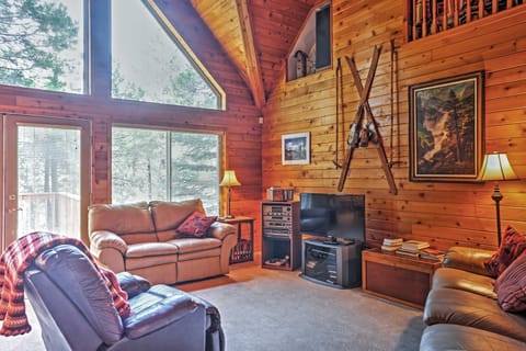 Shaver Lake Cabin w/ Hot Tub, Deck & Trail Access! Casa in Shaver Lake