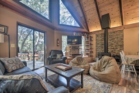 Updated 'Tree House' Pine Mtn Club Cabin by Trails House in Pine Mountain Club