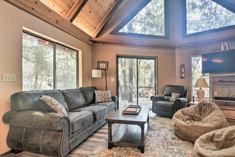Updated 'Tree House' Pine Mtn Club Cabin by Trails House in Pine Mountain Club