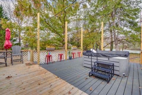 Family-Friendly Riverhouse: Fishing & Hot Tub Maison in Elizabethton