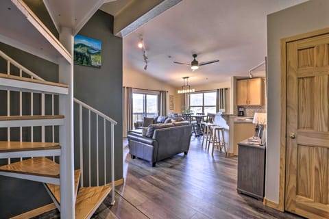Newly Remodeled Picturesque Condo w/ Mountain View Condo in Wildernest
