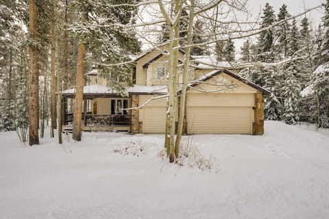 Idyllic Forested Breck Home: Hot Tub & Ski Shuttle House in Breckenridge