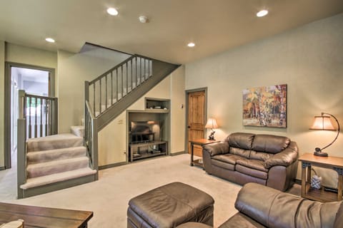 ‘Rivers Edge’ Mtn Home: Private Hot Tub & Views House in Colorado