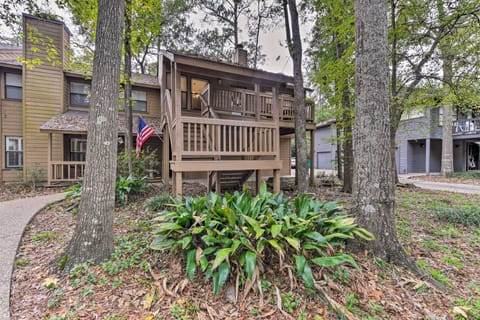 Cozy Woodlands Townhome w/ Deck Near Market Street Apartment in The Woodlands