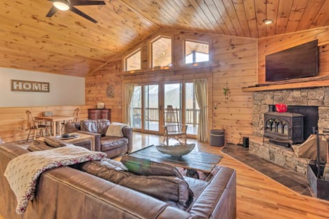 Maggie Valley Home w/ Mtn Views & Screened Porch! House in Maggie Valley