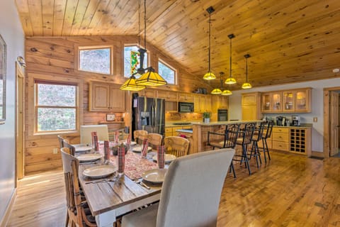Maggie Valley Home w/ Mtn Views & Screened Porch! House in Maggie Valley