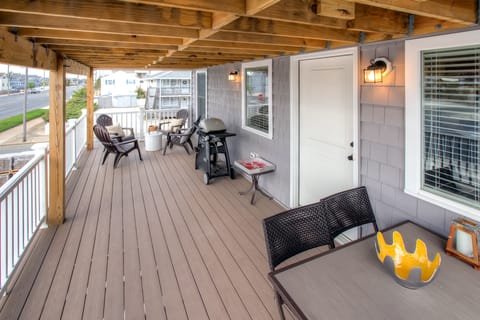 Recently Renovated LBI Apt w/ Deck on Beach Block! Apartment in North Beach Haven