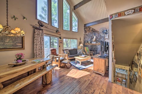 Lake Arrowhead Family Cabin w/Game Room, Mtn Views Haus in Lake Arrowhead