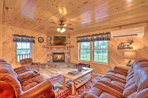 Rustic Benezette Cabin w/Porch, Hot Tub & Fire Pit Casa in Allegheny River