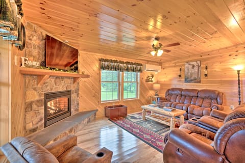 Rustic Benezette Cabin w/Porch, Hot Tub & Fire Pit House in Allegheny River
