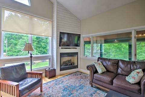 Spacious Mtn Home w/ Hot Tub & Loft, Walk to Town! Haus in North Conway