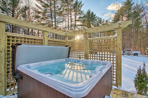 Spacious Mtn Home w/ Hot Tub & Loft, Walk to Town! House in North Conway