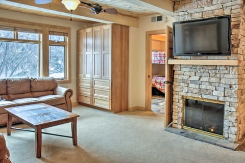 Ski-In/Out Oversized Aspen Studio w/Pool & Hot Tub Wohnung in Snowmass Village