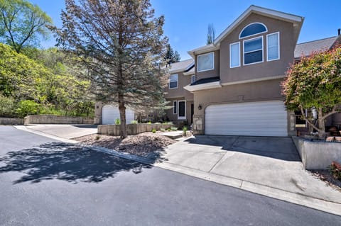‘Wasatch R&R’ Townhome w/ Grill ~ 11 Mi to Alta! Condo in Cottonwood Heights
