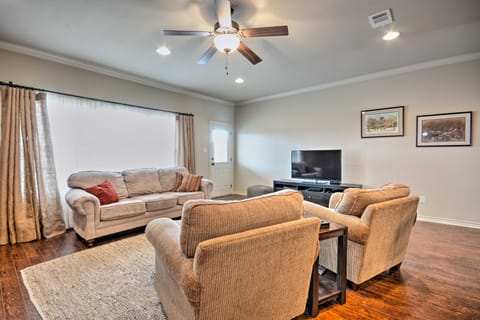 College Station Townhouse w/ Private Patio Apartment in College Station