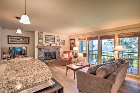 Bend Condo w/ Deck, Resort-Style Amenities & Views Apartment in Deschutes River Woods