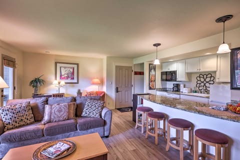 Bend Condo w/ Deck, Resort-Style Amenities & Views Apartment in Deschutes River Woods