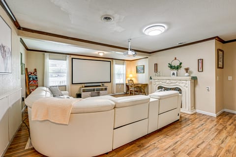 ~ 1 Mi to Dollywood: Family Home w/ Pool & Hot Tub House in Pigeon Forge