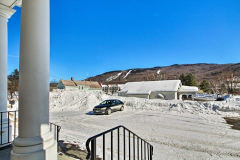 Lincoln Condo w/ Mtn Views, 2 Miles to Ski Resort! Eigentumswohnung in Woodstock