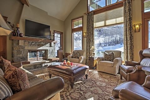 Ski-In/Out Townhome w/ Hot Tub by Arrow Bahn Lift! Condo in Edwards