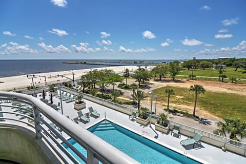 Beachside Biloxi Club Condo: Balcony w/ Ocean View Condominio in Biloxi