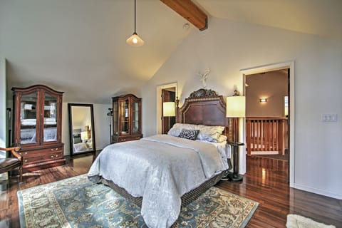 Luxurious 2-Suite Lodge Only 1.5 Mi to Lake Tahoe! Chalet in South Lake Tahoe