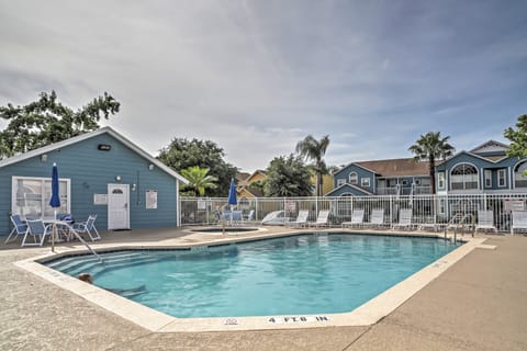 Kissimmee Condo w/ Pool Access, 6 Miles to Disney! Apartment in Four Corners