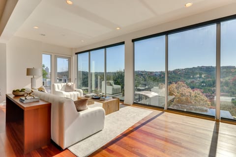 Chic Villa w/ Infinity Pool: 10 Mi to Downtown! House in Lake Austin