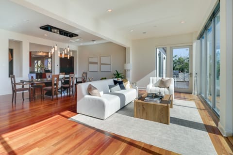 Chic Villa w/ Infinity Pool: 10 Mi to Downtown! House in Lake Austin