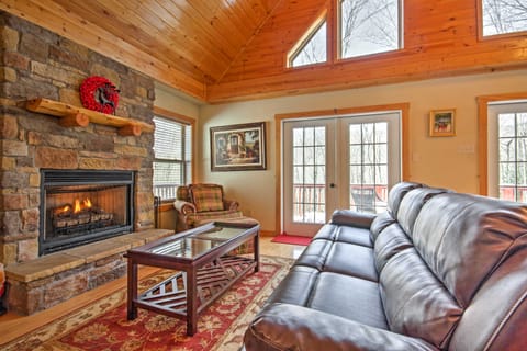 Deluxe Log Cabin w/ Pool Table: 1 Mi to Hike & Ski House in Beech Mountain
