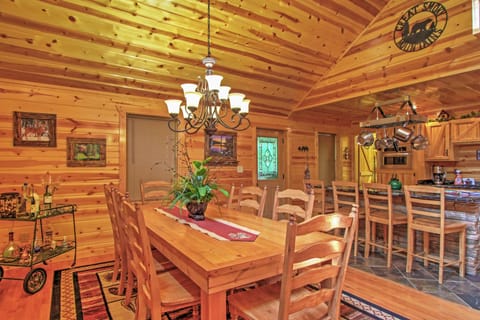 Grand Smoky Mtn Cabin w/ Hot Tub & Outdoor Kitchen House in Pigeon Forge