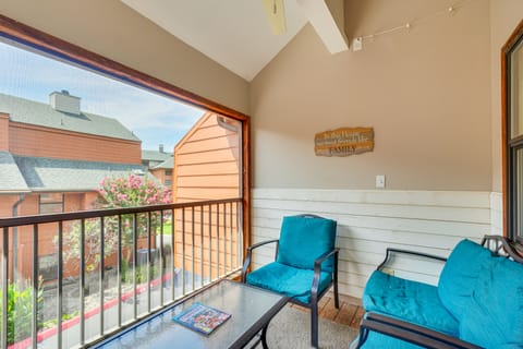 Walkable Dtwn Gatlinburg Townhome w/ Pool Access! Apartment in Gatlinburg