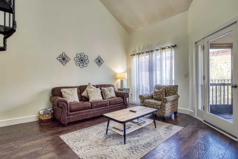 Walkable Dtwn Gatlinburg Townhome w/ Pool Access! Apartment in Gatlinburg