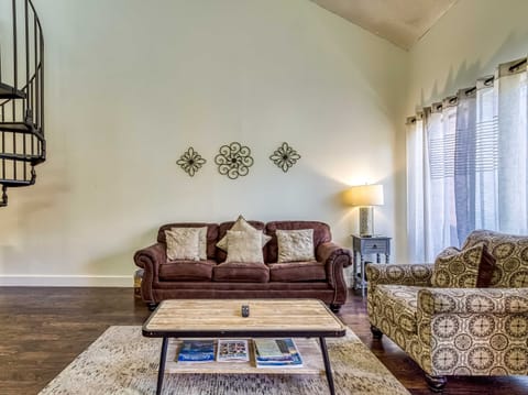 Walkable Dtwn Gatlinburg Townhome w/ Pool Access! Apartment in Gatlinburg