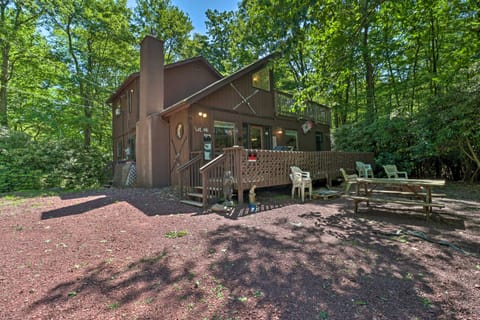 Cabin w/ Fire Pit & Decks - Walk to Lake Harmony! House in Kidder Township