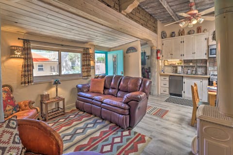 Authentic Adobe Abode < 1 Mile to Sante Fe Plaza! Cottage in Santa Fe