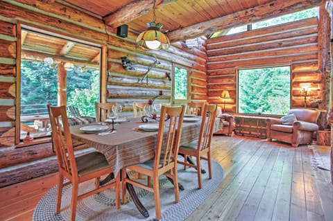 Cozy Easton Cabin w/ Wenatchee Nat'l Forest Views! Casa in Easton