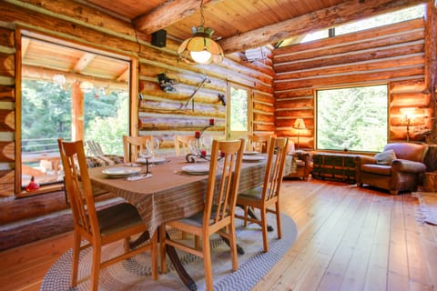 Cozy Easton Cabin w/ Wenatchee Nat'l Forest Views! Casa in Easton