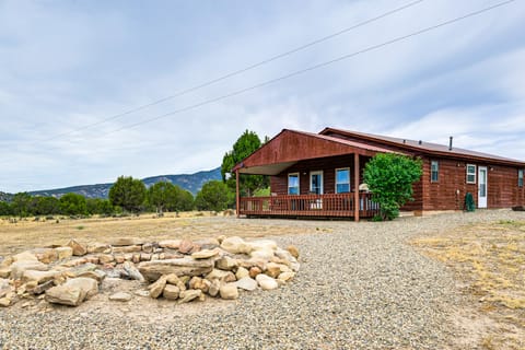 Quiet Pagosa Springs Cabin: Lake & Mountain Views! House in Colorado
