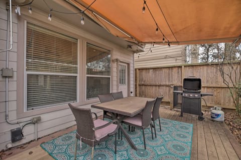 2,500 Sq Ft Townhome - Walk to Central River Oaks! Apartment in Houston