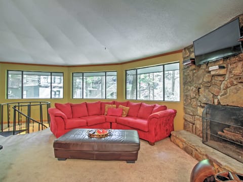 Unique Gatlinburg Cabin: Decks, Hot Tub, Fire Pit House in Gatlinburg