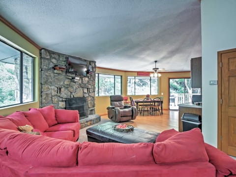 Unique Gatlinburg Cabin: Decks, Hot Tub, Fire Pit House in Gatlinburg