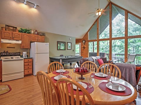 Idyllic Cabin w/ Hot Tub < 2 Mi to Dollywood! House in Sevier County