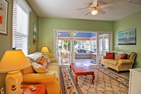 Wells Cottage w/ Resort Amenities - 1 Mi to Beach! Casa rural in Wells